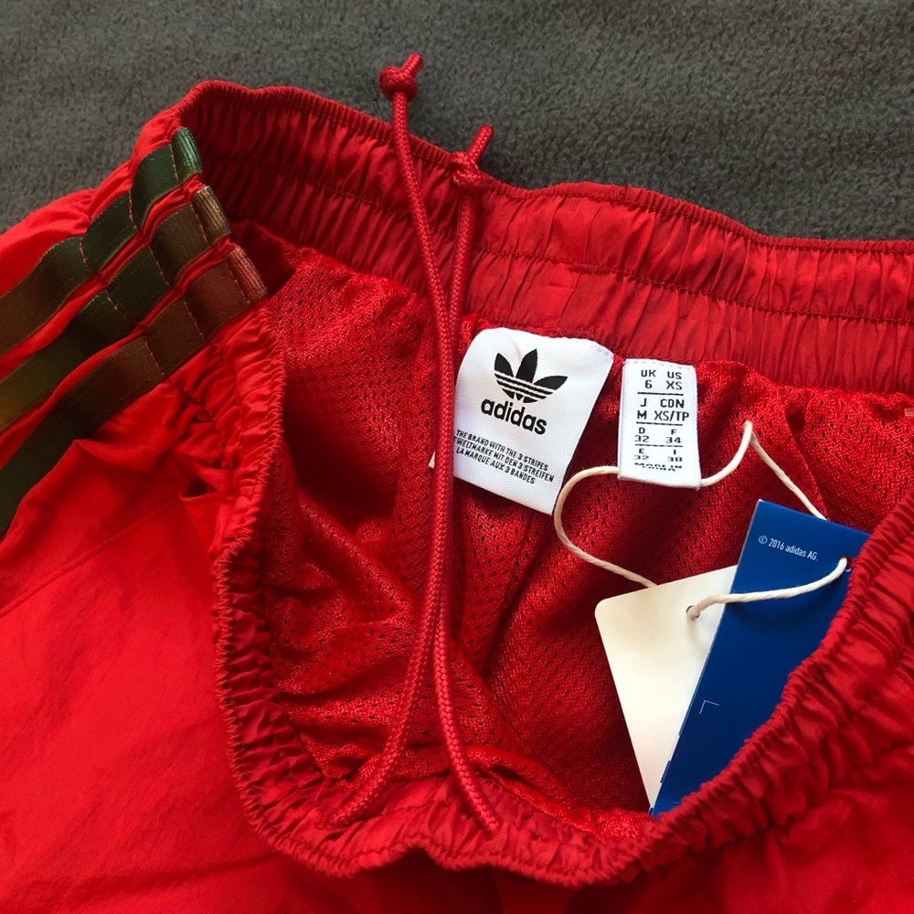 NWT Women’s Adidas Shorts (size xs), RARE - Picture 4 of 7